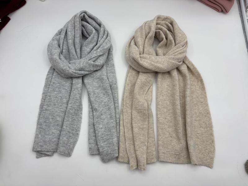 Deux écharpes tricotées moelleuses