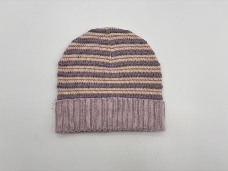 Bonnet tricoté rayures horizontales violet lavande et beige blush