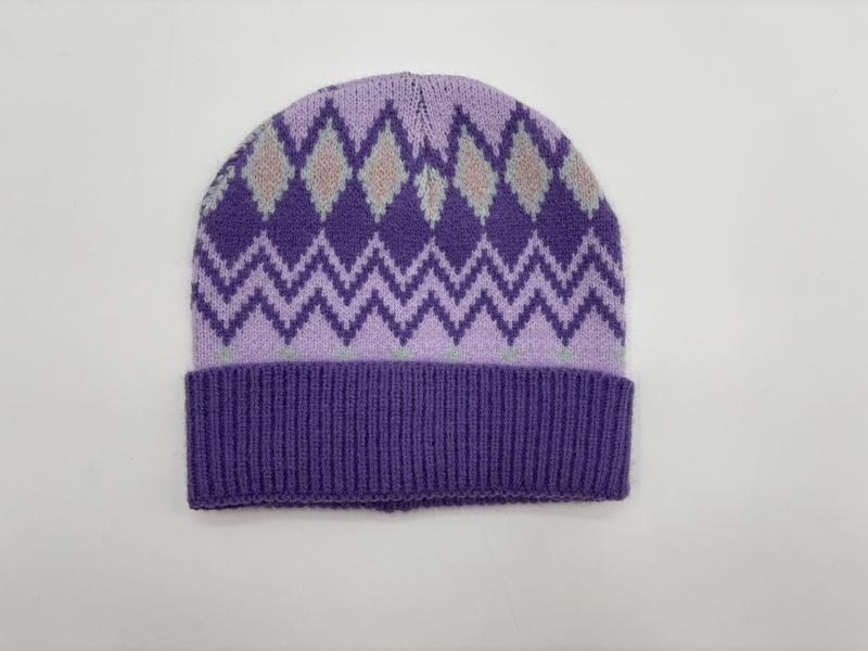 Bonnet tricoté violet et lavande motif jacquard losanges et chevrons avec revers côtelé