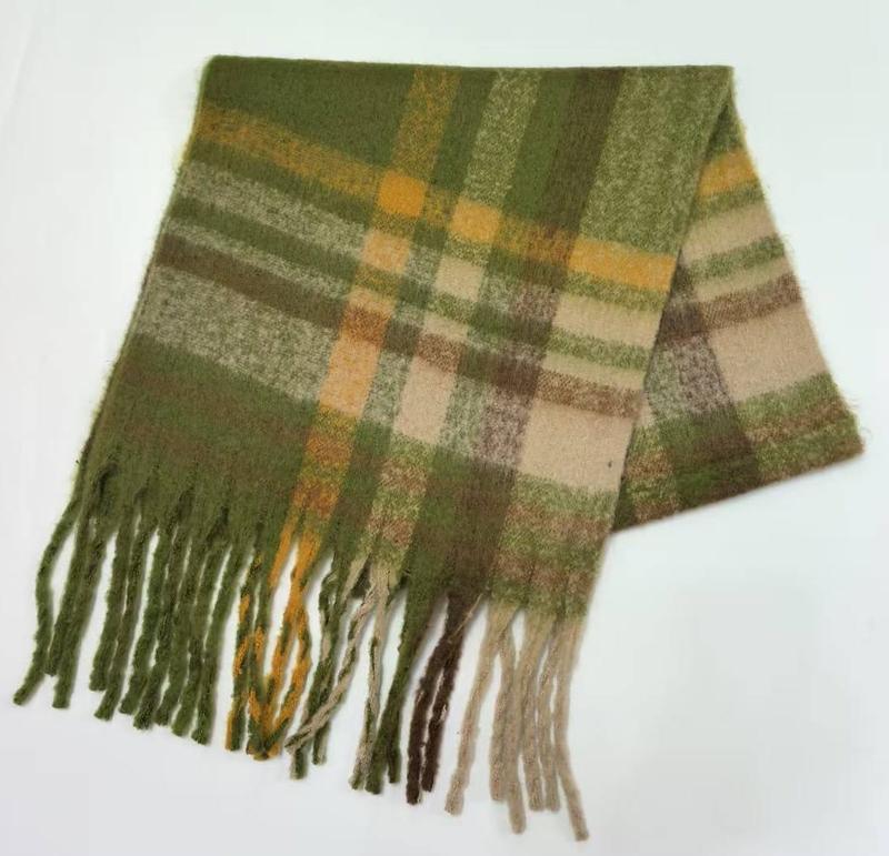 Écharpe plaid vert olive or beige mélange laine franges torsadées fond blanc style tartan