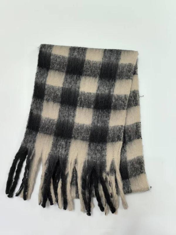 Écharpe oversize carreaux buffalo noir et crème franges tassels woven fond blanc hiver