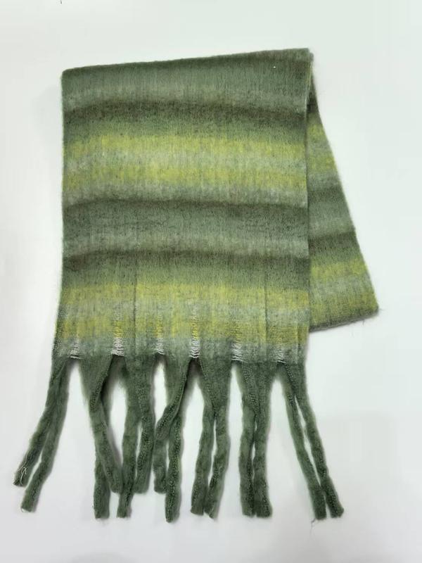 Écharpe rayée vert jaune mohair douce franges torsadées fond blanc style ombre hiver