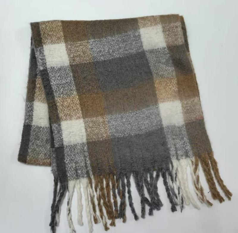 Écharpe carreaux pliée marron gris crème franges torsadées mélange laine fond blanc hiver