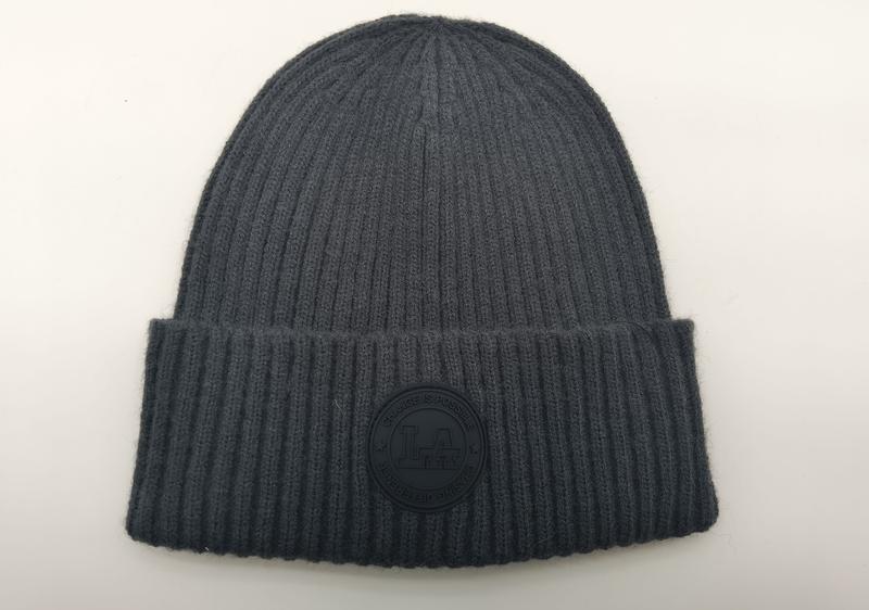 Bonnet gris anthracite côtelé à revers replié avec patch caoutchouc rond Change Is Possible