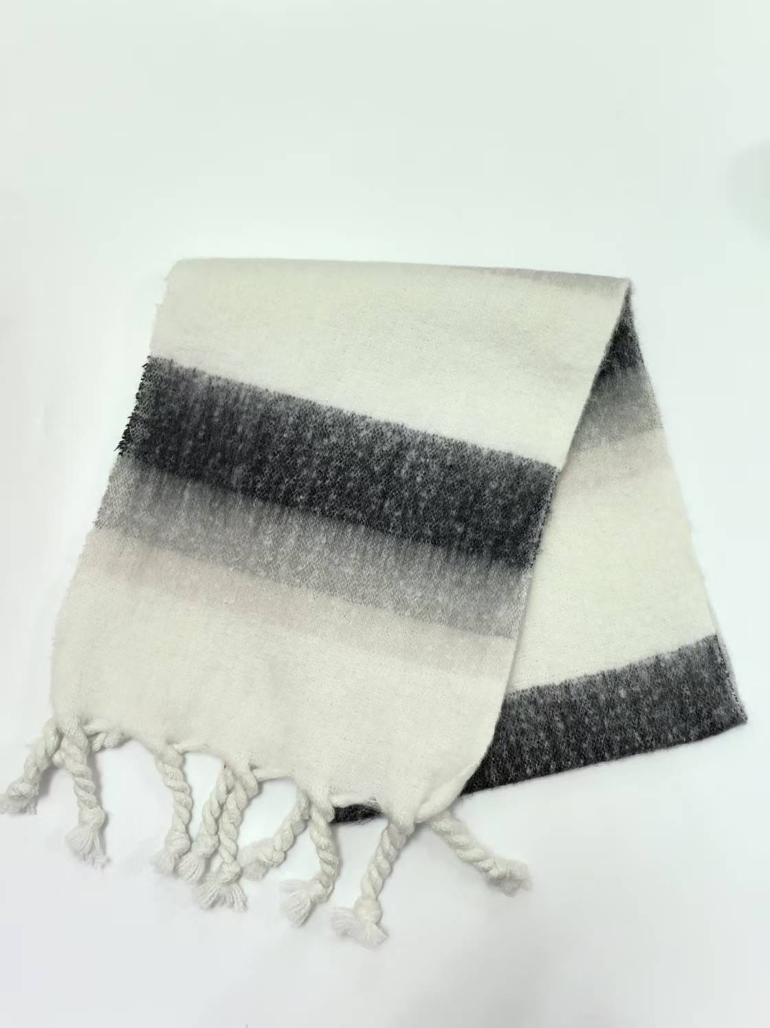 Écharpe brossée pliée ivoire et gris anthracite rayée franges corde torsadées fond blanc hiver