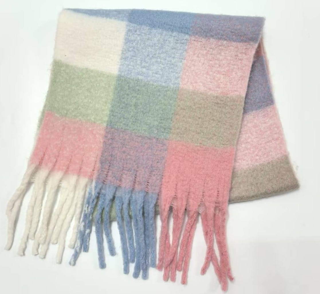 Écharpe plaid pastel rose bleu vert crème grands carreaux franges nouées fond blanc hiver