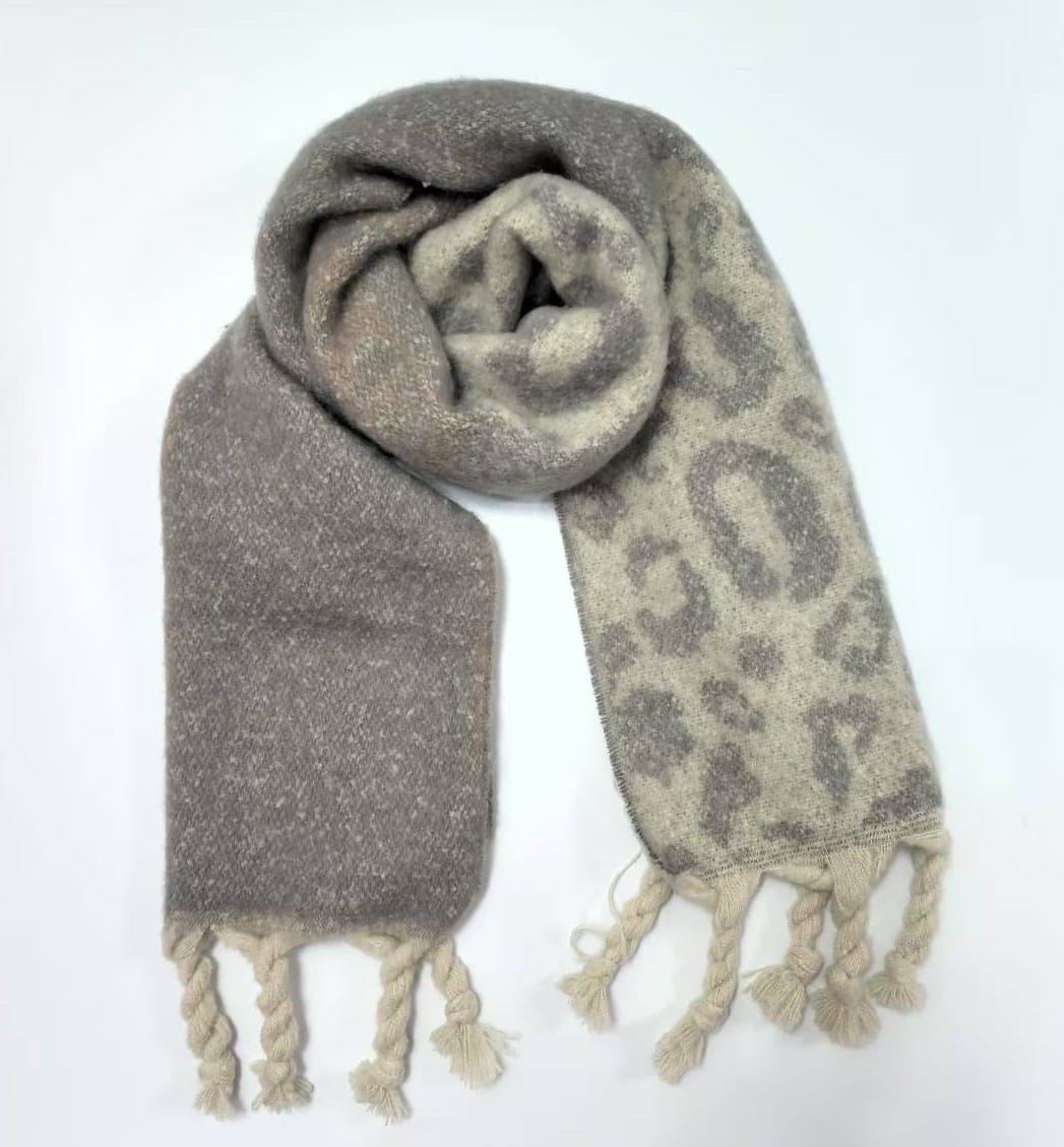 Écharpe réversible imprimé léopard animal print côté gris uni franges tressées tassels neutre