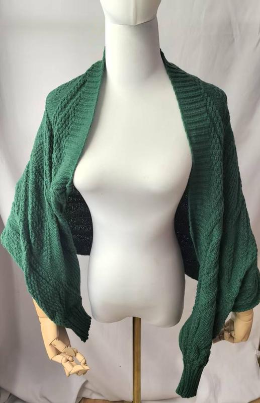 Shrug cardigan vert tricot torsadé manches ballon ouvert devant sur mannequin couture oversize