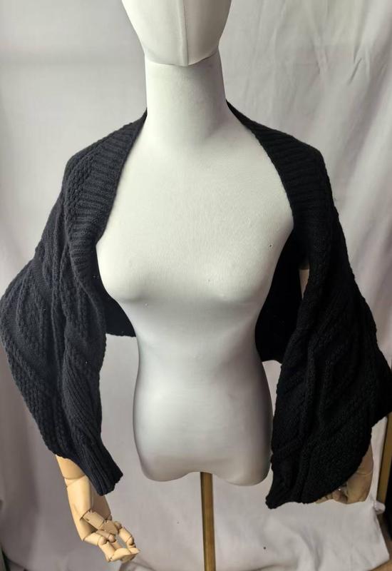 Bolero shrug noir tricot torsadé chunky manches larges batwing ouvert sur mannequin couture