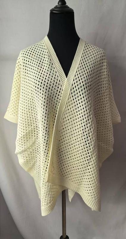 Cardigan kimono crème tricot ajouré maille filet ouvert devant sur mannequin noir silhouette drapée