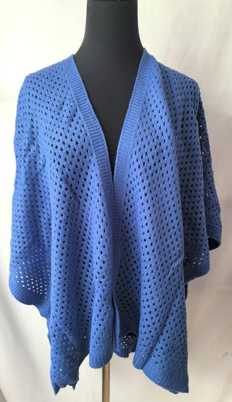 Cardigan cocon bleu tricot ajouré œillets manches larges ouvert devant sur mannequin mi-saison