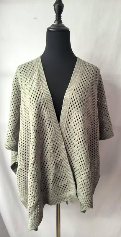 Cardigan châle vert sauge tricot ajouré crochet manches courtes col V profond mannequin fond blanc
