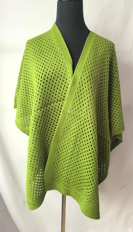 Poncho enveloppant vert citron tricot ajouré col V brodure côtelée ourlet sur mannequin noir