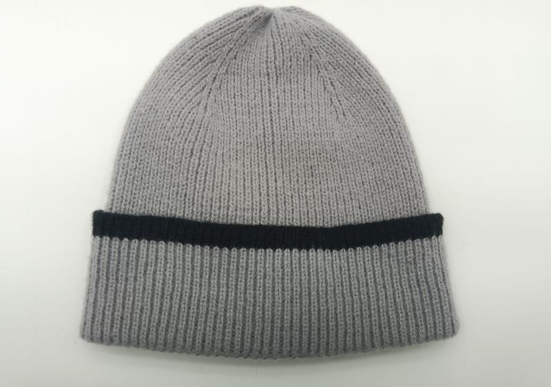 Bonnet côtelé gris clair à revers replié avec une rayure noire contrastée