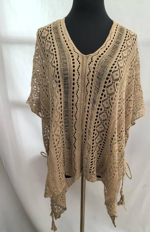 Poncho crochet beige dentelle florale col V manches courtes franges ourlet lacets côtés sur mannequin