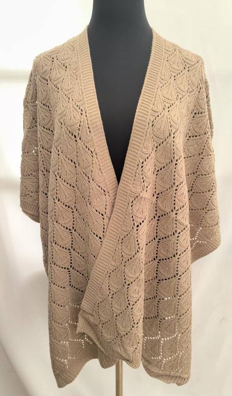 Gilet crochet oversize beige ouvert motif floral en maille ajourée porté sur mannequin - look bohème chic