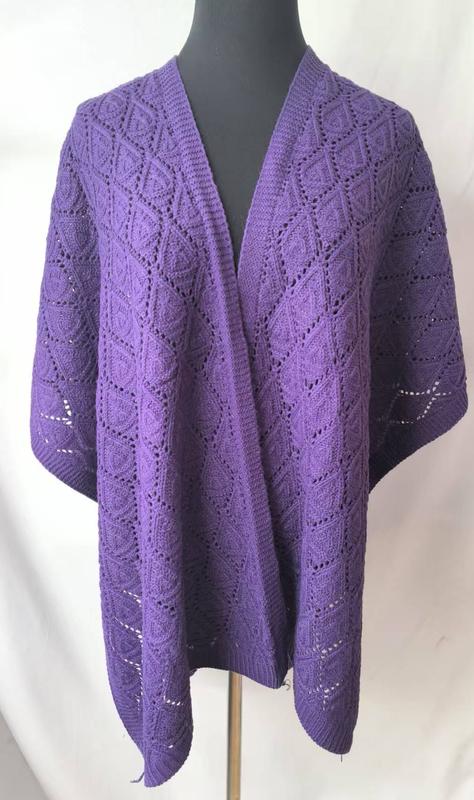 Châle wrap violet ouvert à motif losanges en dentelle tricot