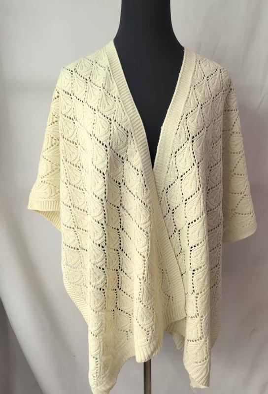 Poncho wrap ivoire en maille crochet ajourée motif feuilles et losanges sur mannequin noir - style boho naturel