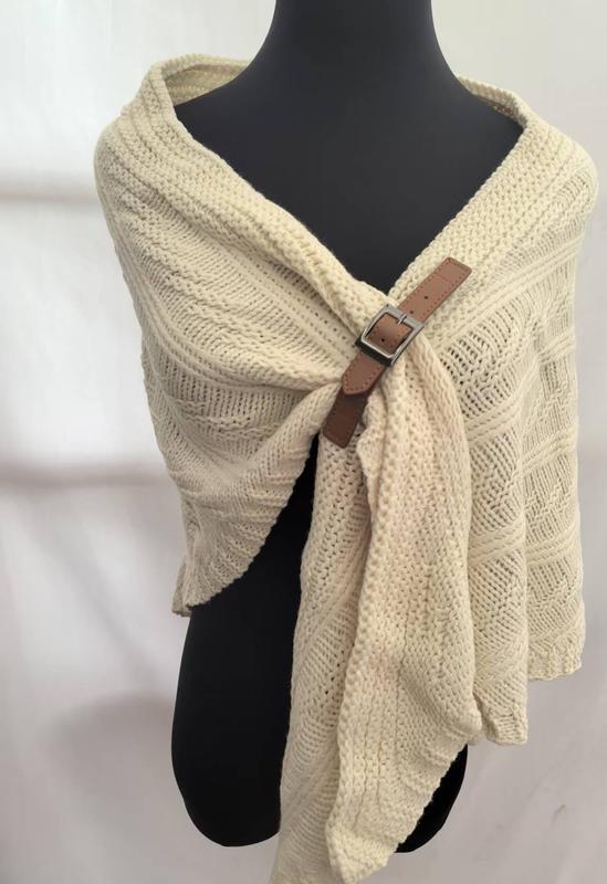 Châle wrap crème en grosse maille torsadée fermé par une boucle cuir marron - accessoire hiver cosy sur mannequin