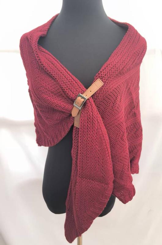 Châle wrap bordeaux en maille torsadée fermé par une boucle cuir beige