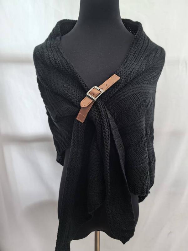 Châle wrap noir en maille torsadée fermé d'une boucle cuir beige sur mannequin - pièce hivernale élégante et chaleureuse