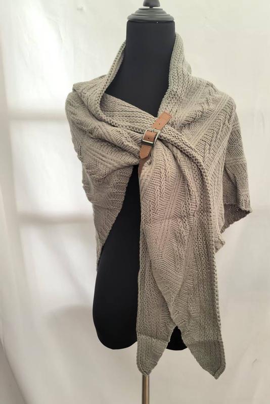 Châle oversize beige en grosse maille torsadée avec boucle cuir marron sur mannequin robe noire - accessoire hiver cosy