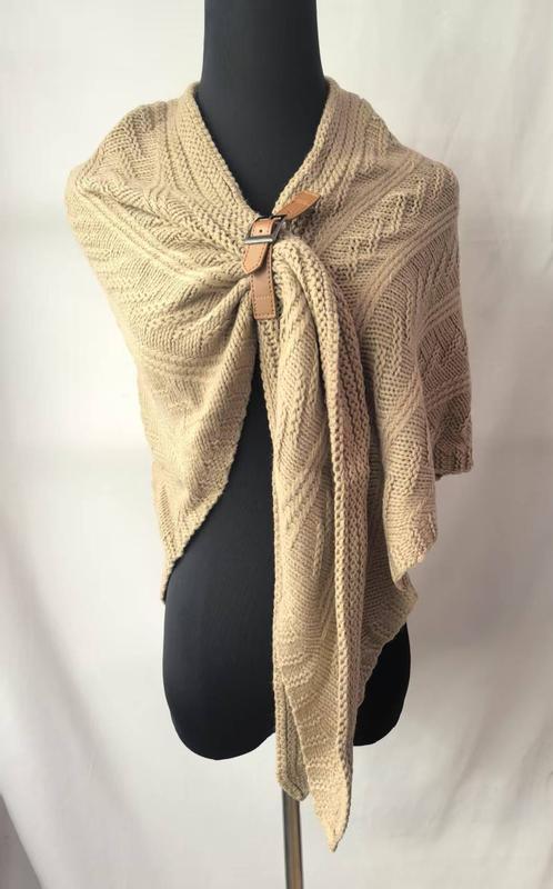 Châle beige en maille torsadée laine fermé par boucle cuir beige sur mannequin - épaule chaude hiver style naturel
