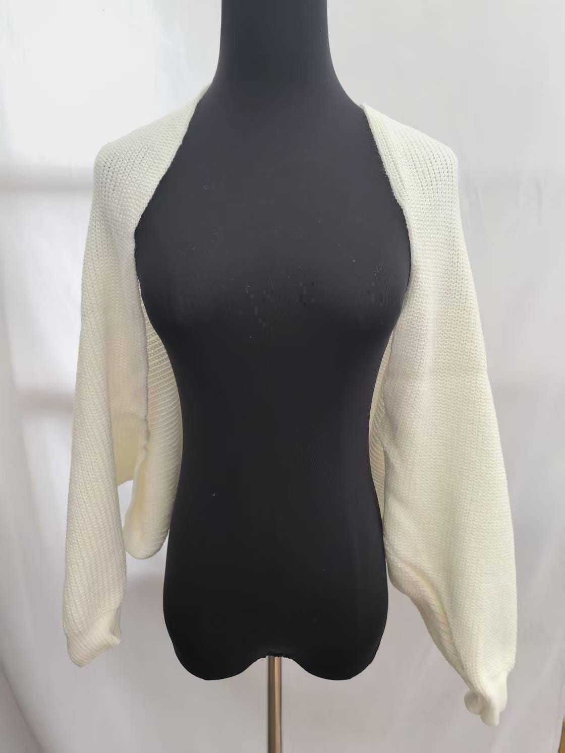 Boléro shrug ivoire en grosse maille tricot manches longues ouvert devant sur mannequin robe - superposition élégante