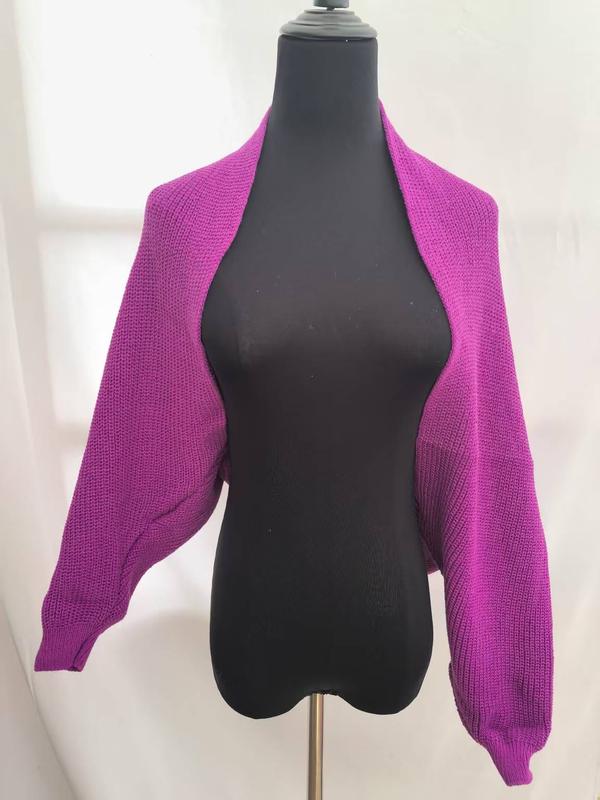 Boléro shrug court rose fuchsia en grosse maille manches ballon ouvert sur mannequin robe noire - look festif coloré