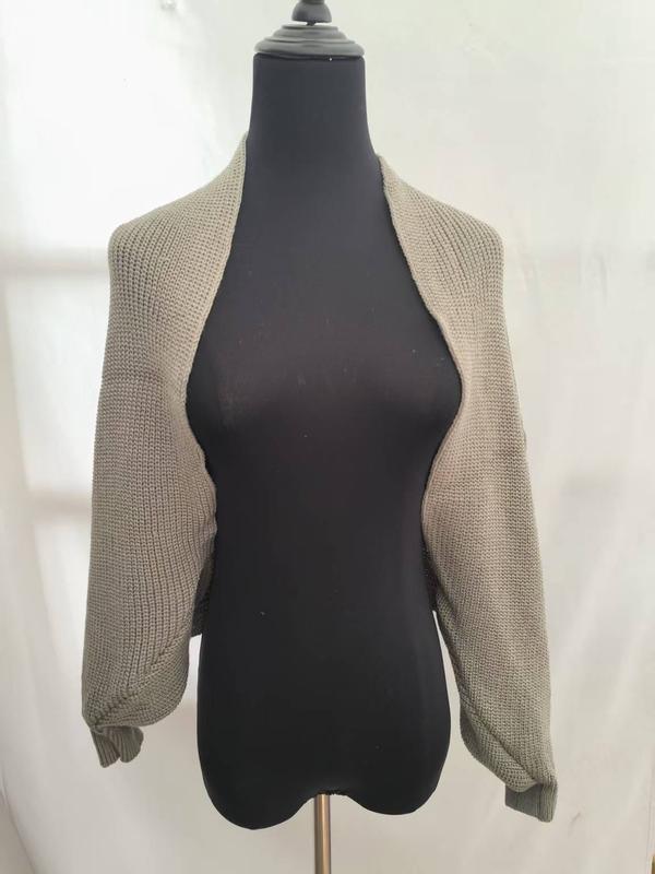 Boléro shrug court taupe en grosse maille manches longues ouvert devant sur mannequin robe noire - look casual chic