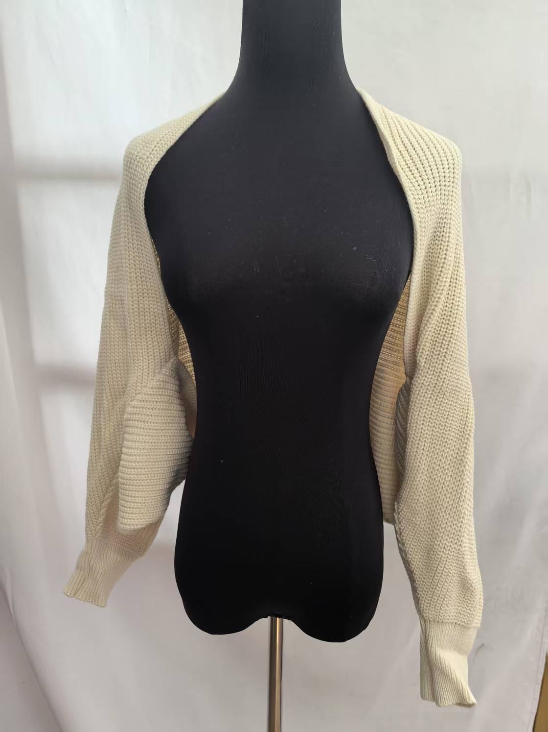 Boléro shrug crème en grosse maille manches longues côtelées ouvert devant sur mannequin robe - superposition élégante