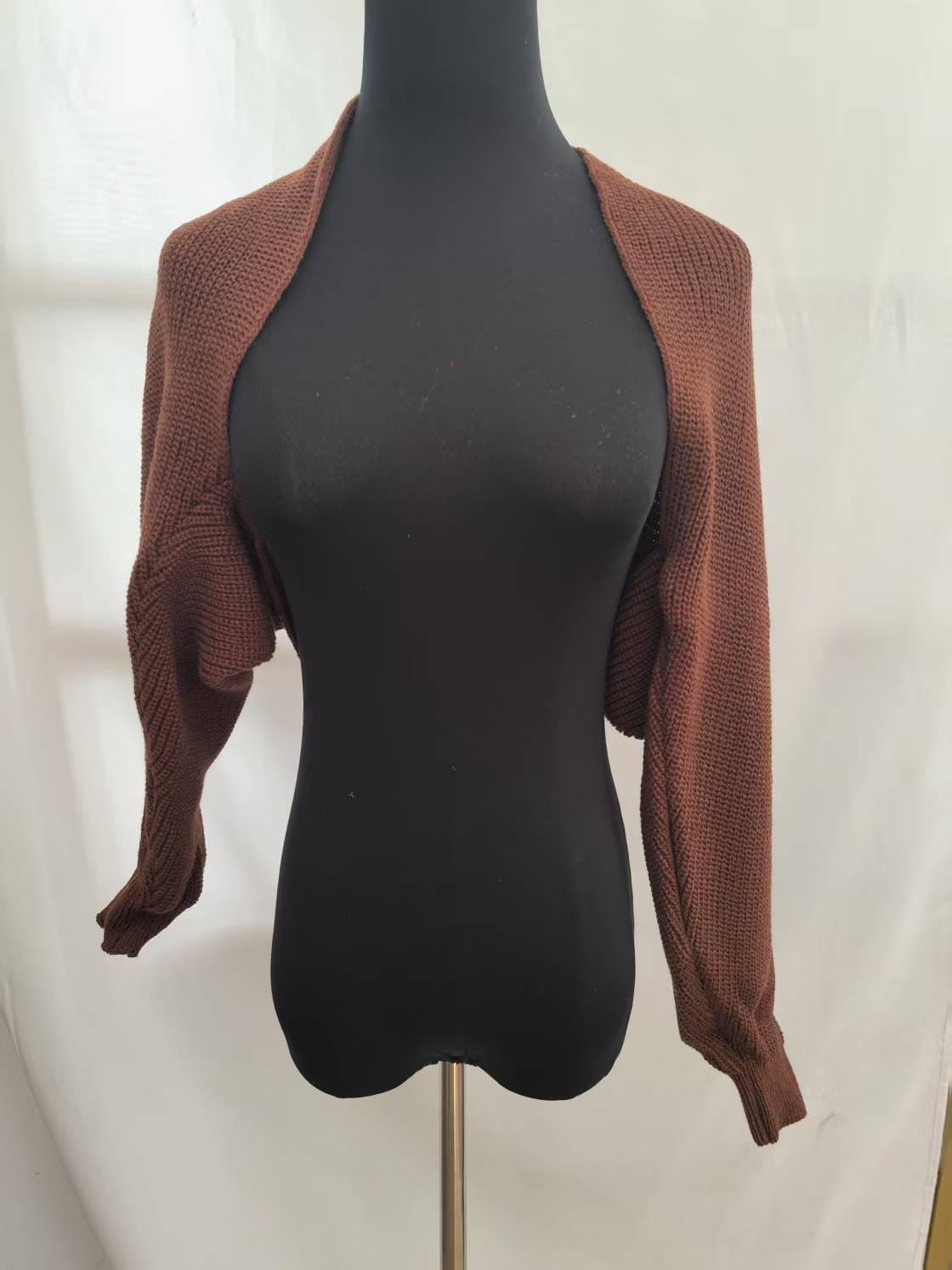 Boléro shrug court brun rouille en grosse maille manches longues côtelées ouvert sur mannequin blanc - style automnal