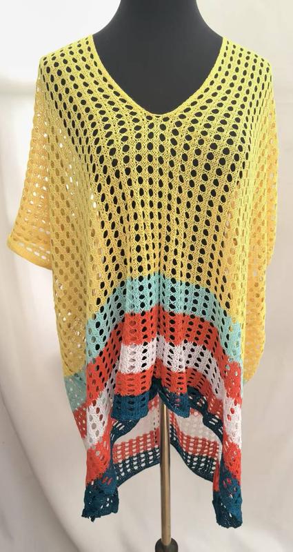 Tunique crochet ajourée rayée jaune turquoise orange blanc col V manches courtes sur mannequin - cover-up plage été