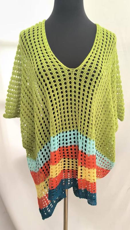 Top crochet ajouré vert citron à rayures multicolores turquoise rouge orange jaune sur mannequin - pièce plage été boho