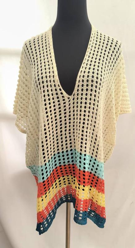 Tunique crochet écru col V profond manches courtes avec ourlet rayé multicolore turquoise orange jaune sur mannequin plage