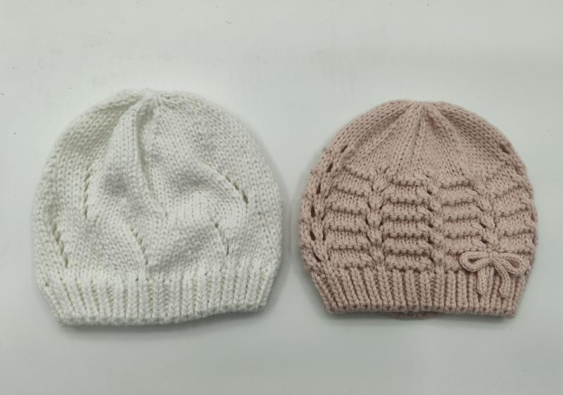 Deux bonnets bébé tricotés main côte à côte