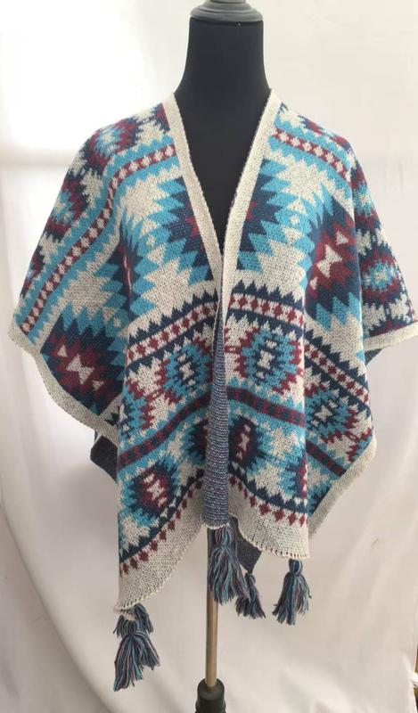 Poncho wrap ouvert motif aztèque géométrique bleu canard bordeaux marine crème avec franges sur mannequin - look bohème