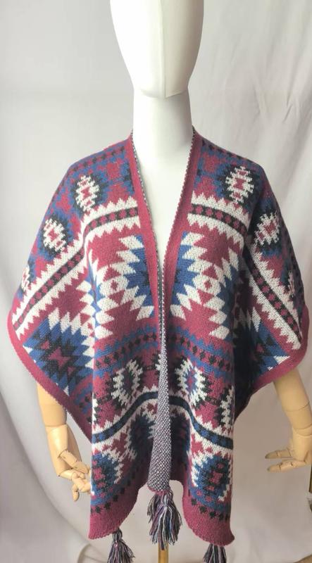 Poncho tricoté à encolure ouverte motif aztèque bordeaux bleu blanc noir avec bordures à pompons