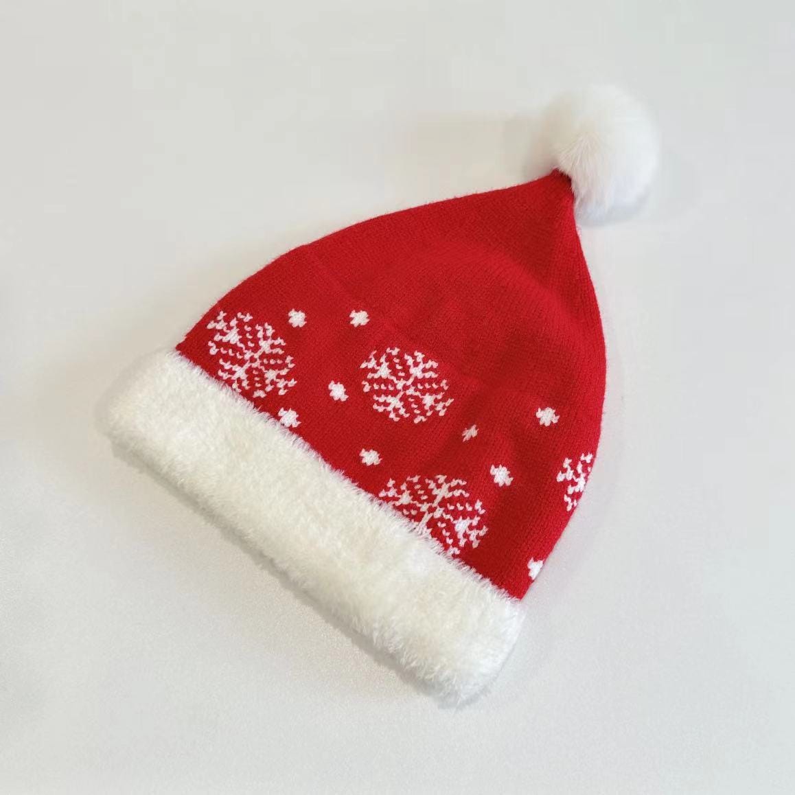 Bonnet Père Noël rouge en laine motif flocons blancs nordiques