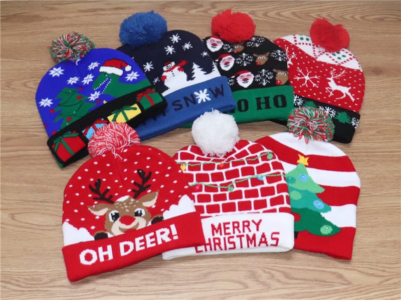Six bonnets de Noël colorés avec pompons représentant rennes