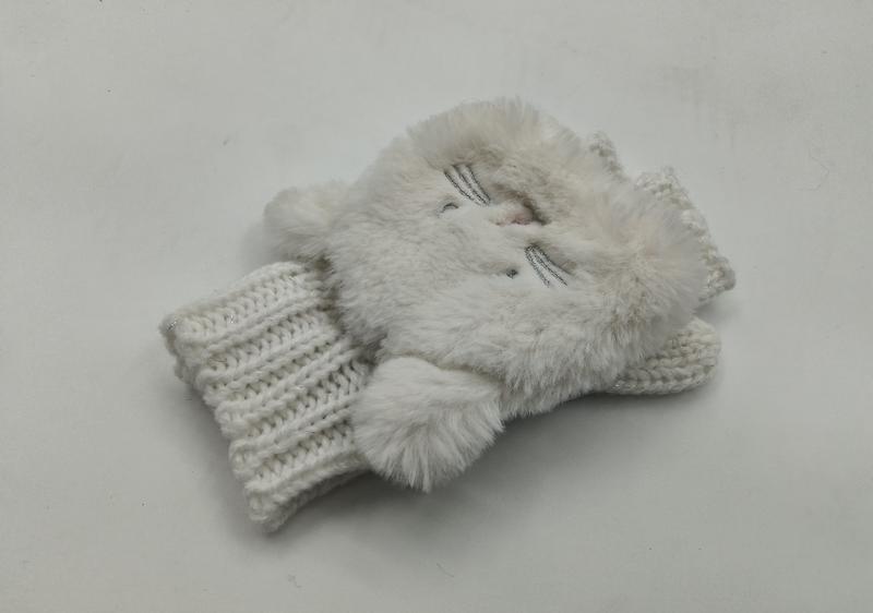 Paire de mitaines sans doigts fourrure synthétique blanche avec visage chat brodé et revers côtelé chunky sur fond blanc