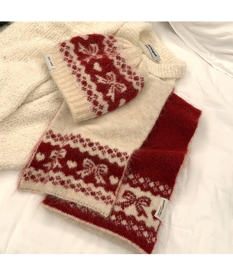Ensemble bonnet et écharpe tricotés en maille Fair Isle rouge et crème avec motifs cœurs et fleurs
