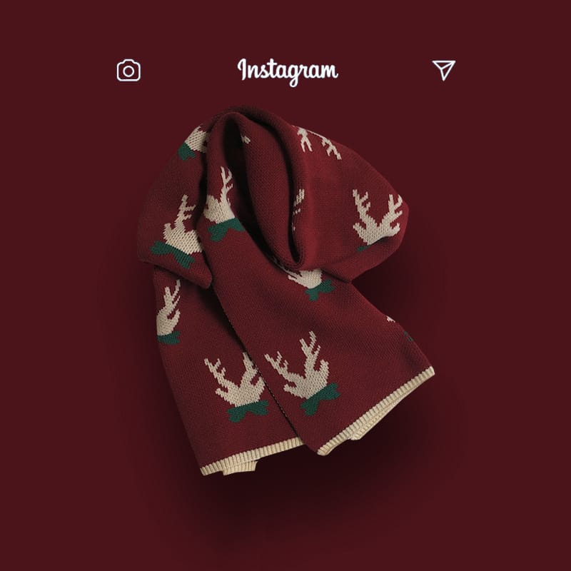 Écharpe tricotée bordeaux avec motif renne répétitif en crème et vert