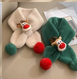 Deux écharpes polaires enfant crème et verte avec appliqué visage de renne et pompons rouges aux extrémités