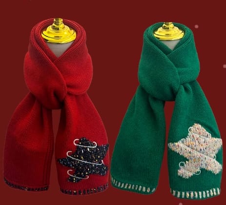 Deux écharpes de Noël tricotées rouge et vert portées sur mannequins avec broderies sapins et détails sequins festifs