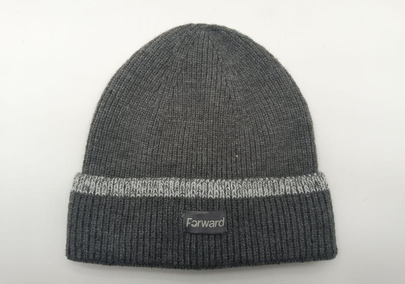 Bonnet anthracite côtelé à revers replié avec rayure gris clair contrastée et petite étiquette patch