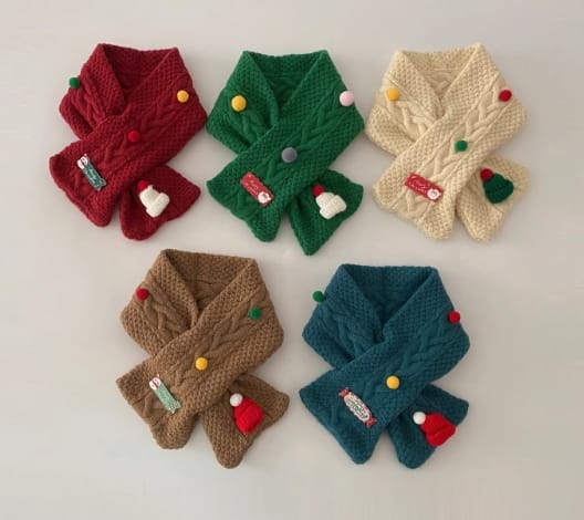 Écharpes croisées torsadées pour enfant en 5 couleurs festives rouge vert crème marron canard avec pompons et breloques de Noël