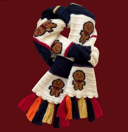 Écharpe tricotée grosse maille crème et marine motif pain d'épice avec franges multicolores sur fond rouge bordeaux
