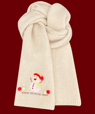 Écharpe tricotée douce crème pliée avec broderie bonhomme de neige et pompons rouges sur fond rouge bordeaux