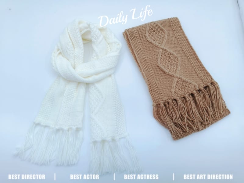 Deux écharpes grosse maille à franges à plat : écharpe blanc crème style étole et écharpe camel marron torsadée pliée sur fond blanc